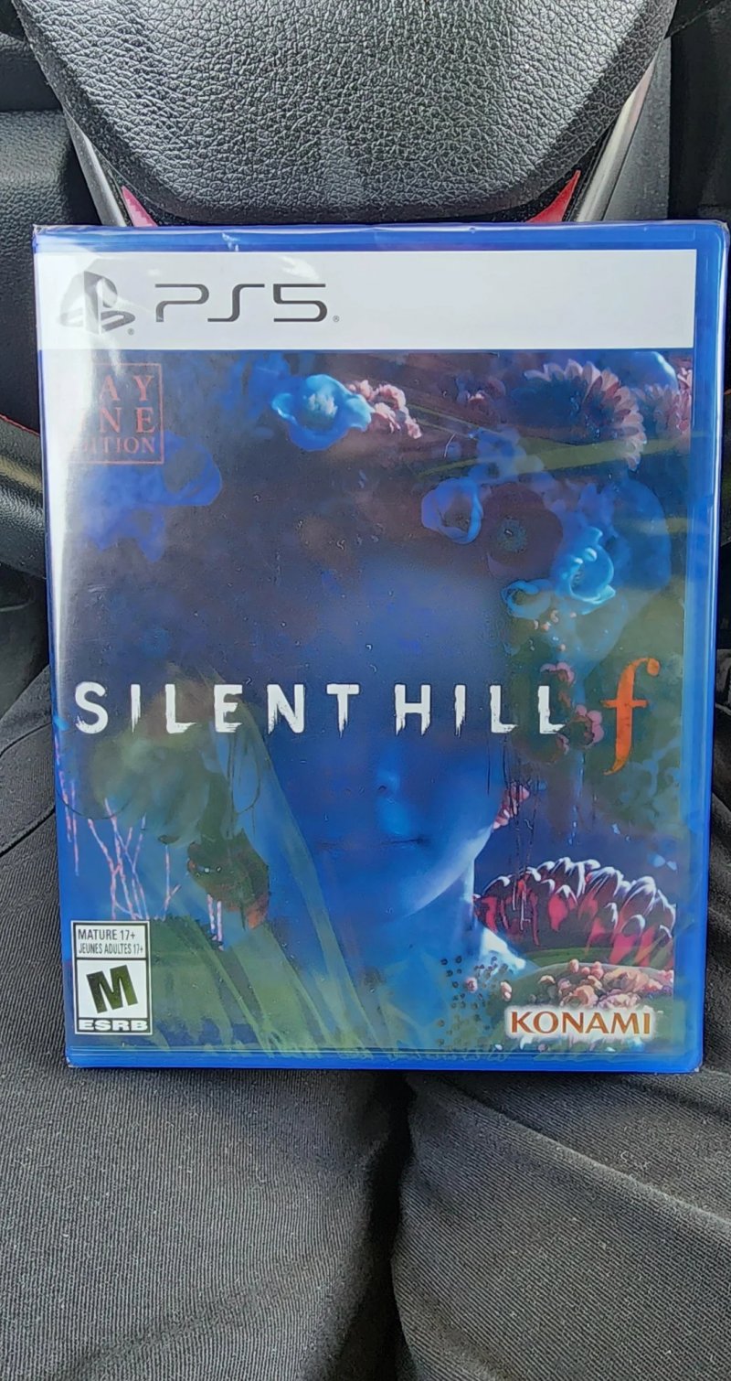 Una foto di una persona che ha già in mano Silent Hill f Una foto di una persona che ha già in mano Silent Hill f