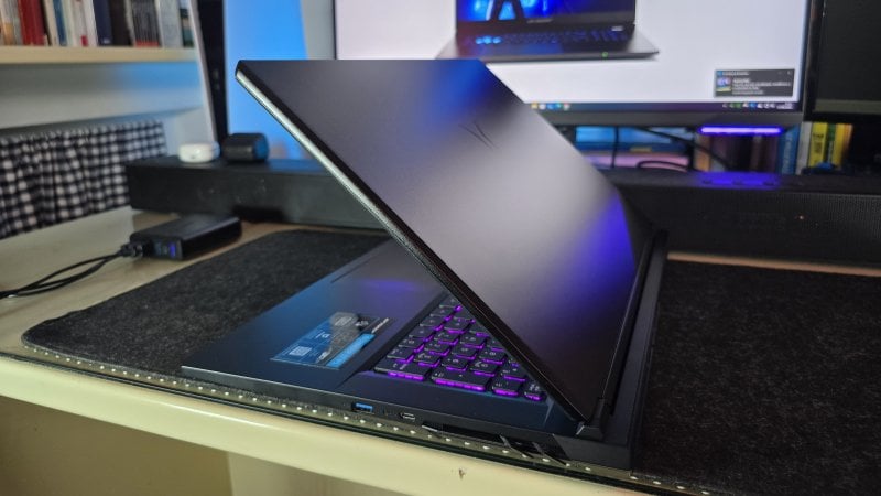 Erazer Defender 17 P1 può contare su un ampio display da 17 pollici con risoluzione Full HD