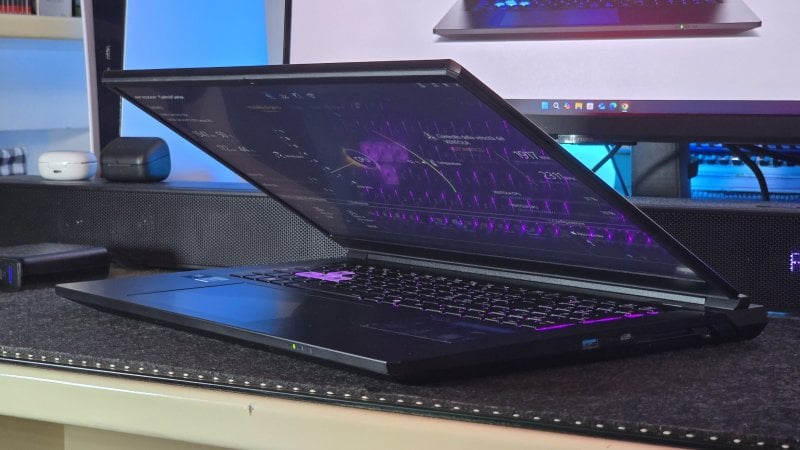 Erazer Defender 17 P1 è equipaggiato con una batteria da 53 Wh