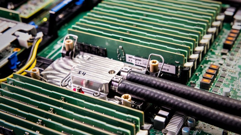 Il chip di microfluidica sviluppato da Microsoft è coperto e ha tubi collegati in modo che il liquido refrigerante possa fluire in sicurezza