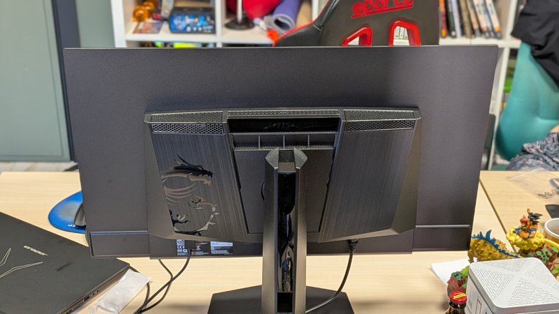 Il retro del monitor MSI MPG 322URX QD-OLED