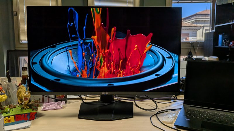 Il monitor MSI MPG 322URX QD-OLED visto nella sua interezza