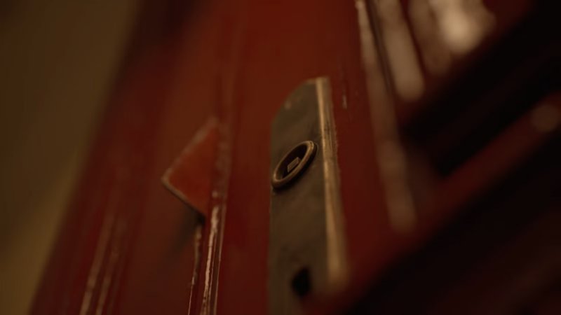 A dare inizio all'orrore è ancora qualcosa da fuori (una carta, delle indicazioni), che arriva dentro