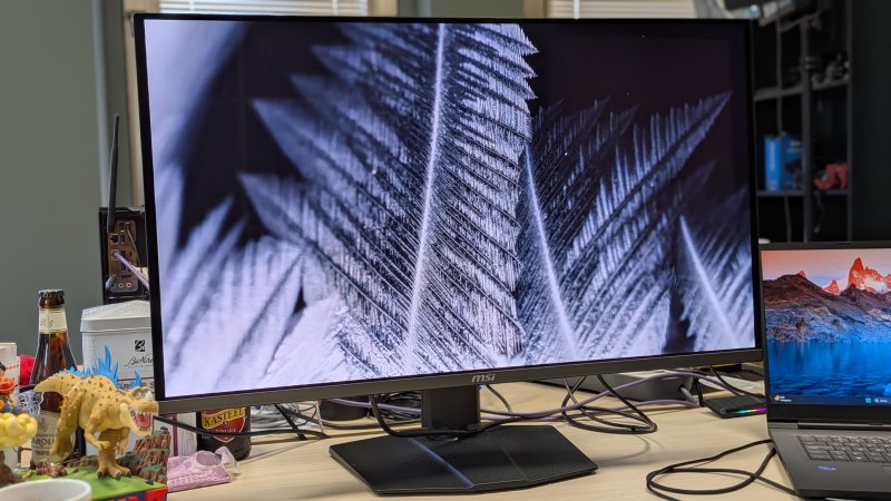 Il contrasto su MSI MPG 322URX QD-OLED è virtualmente infinito, ma l'assenza di un polarizzatore si fa sentire negli ambienti molto luminosi