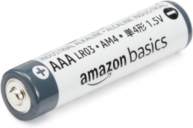 Una batteria AAA di Amazon Basics Una batteria AAA di Amazon Basics