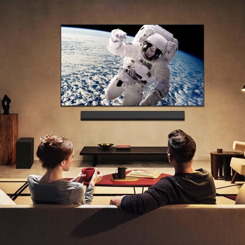 Un esempio di come la sottilissima Smart TV appare in una casa Un esempio di come la sottilissima Smart TV appare in una casa