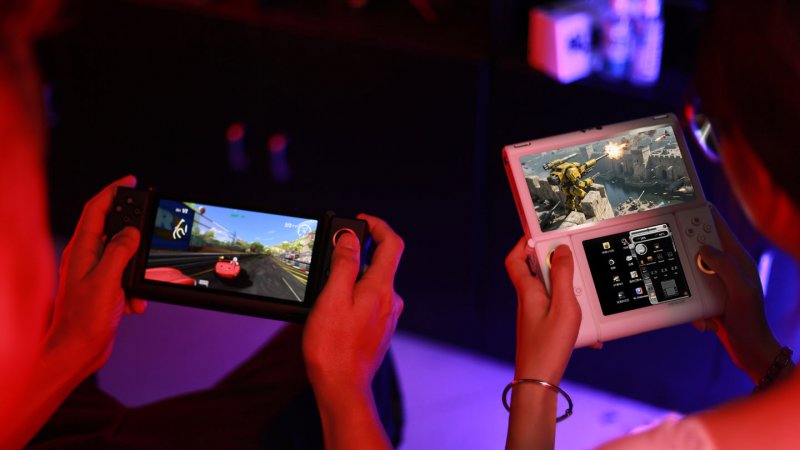 OneXSugar nella sua configurazione normale e in quella completamente aperta. Sembrano due dispositivi diversi ma è lo stesso