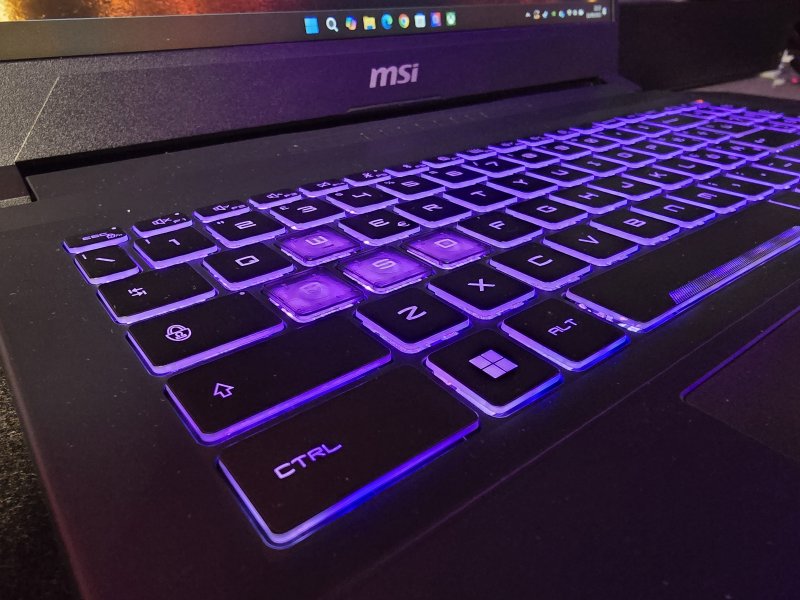 La tastiera presenta una retroilluminazione RGB a quattro zone