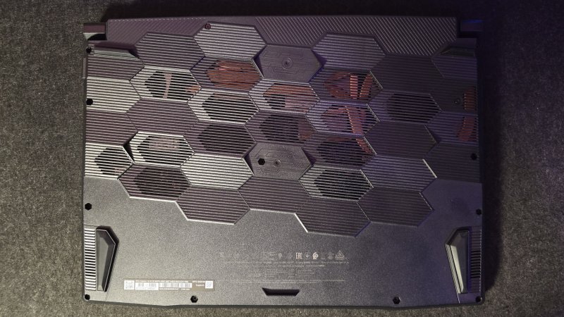 Gli speaker da 2W sono posizionati nella parte inferiore sui due angoli