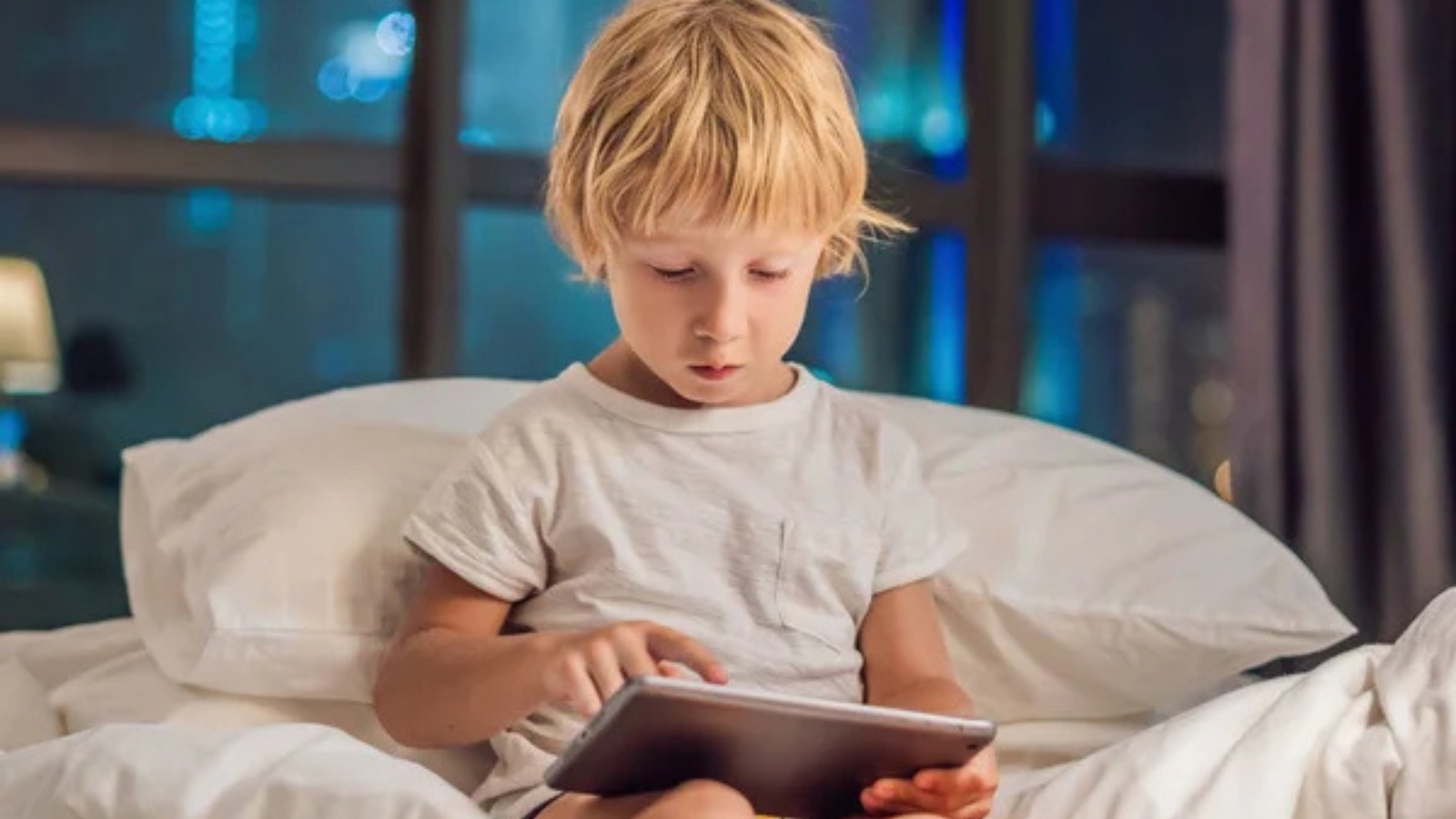 Bambino con tablet