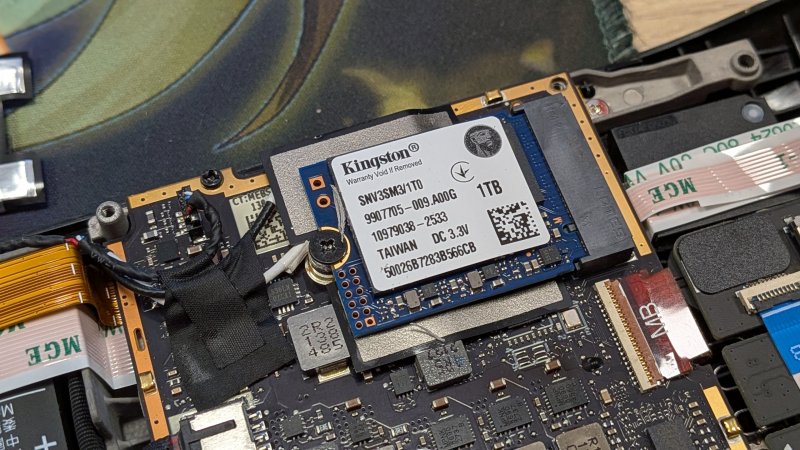 L'SSD Kingston montato su Steam Deck a favore di camera L'SSD Kingston montato su Steam Deck a favore di camera