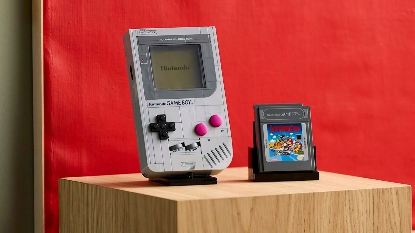 Il LEGO Game Boy con una delle sue cartucce