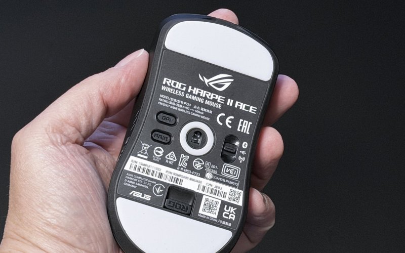 Il fondo dell'ASUS ROG Harpe 2 Ace Il fondo dell'ASUS ROG Harpe 2 Ace