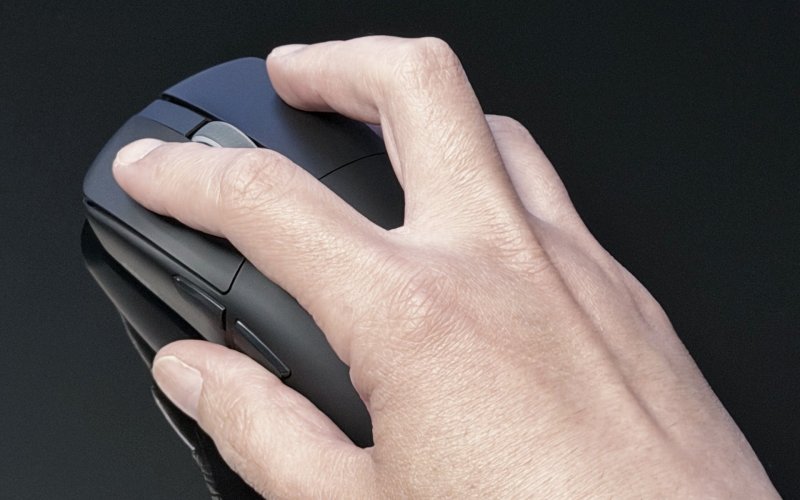 L'ASUS ROG Harpe 2 Ace impugnato L'ASUS ROG Harpe 2 Ace impugnato