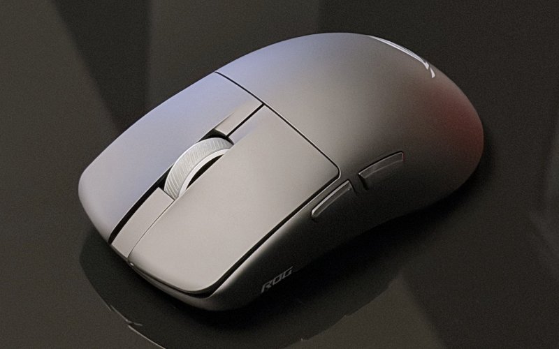 L'ASUS ROG Harpe 2 Ace visto di lato, con i pulsanti laterali in mostra L'ASUS ROG Harpe 2 Ace visto di lato, con i pulsanti laterali in mostra