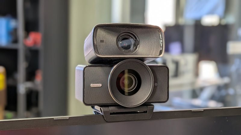 Elgato Facecam 4K sotto la 'vecchia' Elgato Facecam MK.2