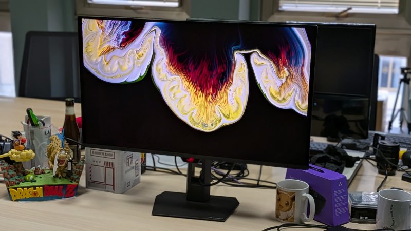 Il contrasto è virtualmente infinito, ma in ambienti molto luminosi rimane il problemi dei neri violacei dei pannelli QD-OLED