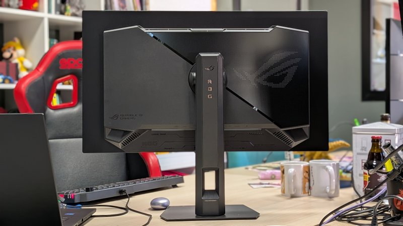 Il retro del monitor ASUS ROG Strix OLED XG27AQDPG