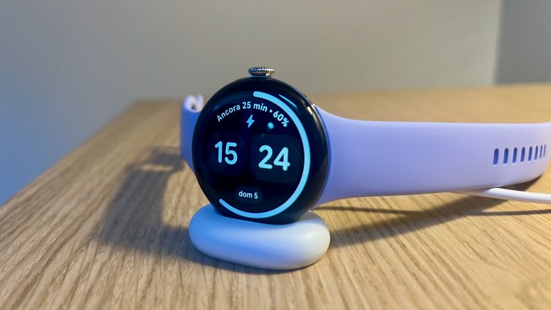 Google Pixel Watch 4 si aggancia di lato alla nuova base di ricarica