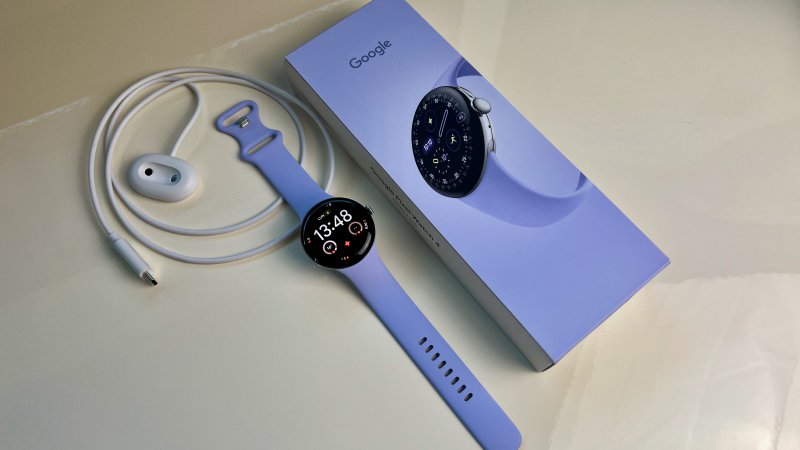 La confezione di Google Pixel Watch 4 con la nuova base di ricarica