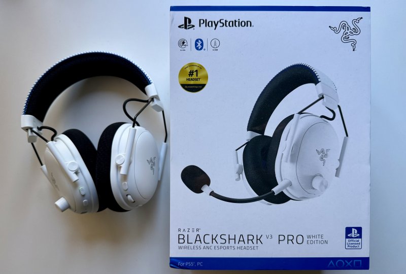 Le cuffie Razer BlackShark V3 Pro con la loro confezione nella colorazione bianca - modello PlayStation Le cuffie Razer BlackShark V3 Pro con la loro confezione nella colorazione bianca - modello PlayStation