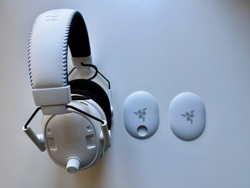 La scocca dei padiglioni delle Razer BlackShark V3 Pro può essere facilmente rimossa e sostituita con altre scocche personalizzate La scocca dei padiglioni delle Razer BlackShark V3 Pro può essere facilmente rimossa e sostituita con altre scocche personalizzate