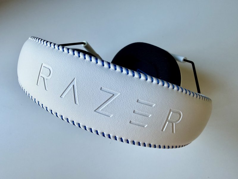 La scritta 'Razer' incisa nella similpelle dell'archetto delle Razer BlackShark V3 Pro La scritta 'Razer' incisa nella similpelle dell'archetto delle Razer BlackShark V3 Pro