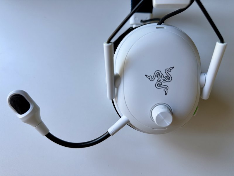 Il microfono delle Razer BlackShark V3 Pro senza il filtro anti-pop ha un'asta molto flessibile Il microfono delle Razer BlackShark V3 Pro senza il filtro anti-pop ha un'asta molto flessibile