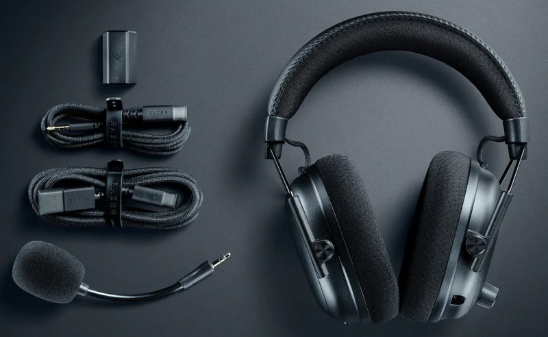 Il contenuto della confezione delle Razer BlackShark V3 Pro con tutti i cavi e accessori Il contenuto della confezione delle Razer BlackShark V3 Pro con tutti i cavi e accessori