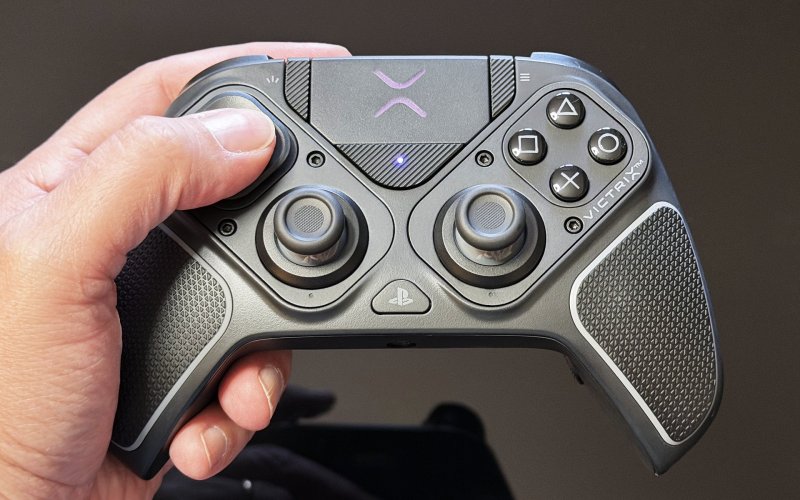 Il Turtle Beach Victrix Pro BFG Reloaded impugnato, con i moduli impostati in maniera simmetrica