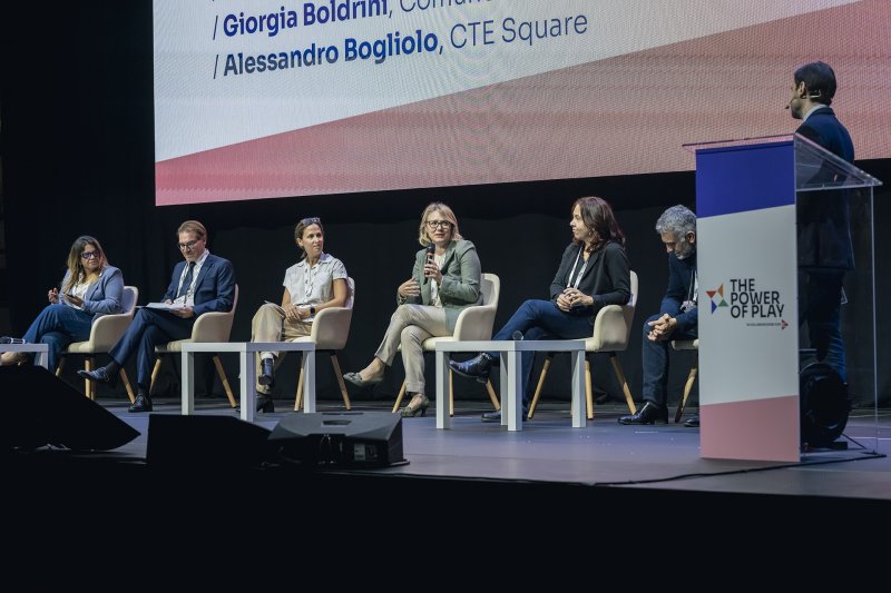 Da sinistra: Francesca Frenquellucci, Assessore Comune di Pesaro / Luca Rea, Responsabile TLC, Fondazione Ugo Bordoni / Thalita Malagò, Direttore Generale, IIDEA/ Arana Shapiro, Chief Operating and Programs Officer, Games for Change / Giorgia Boldrini, Capo Dipartimento Cultura, Comune di Bologna / Alessandro Bogliolo, Coordinatore CTE Square e Professore Ordinario Università degli Studi di Urbino Carlo Bo