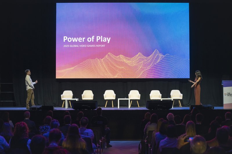 Aubrey Quinn e Nicholas Elles sul palco di The Power of Play