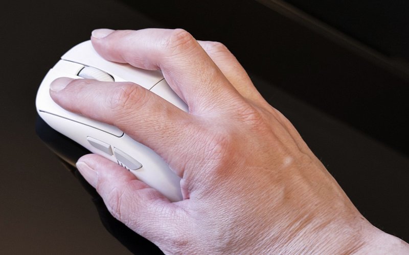 ASUS ROG Keris 2 Origin impugnato