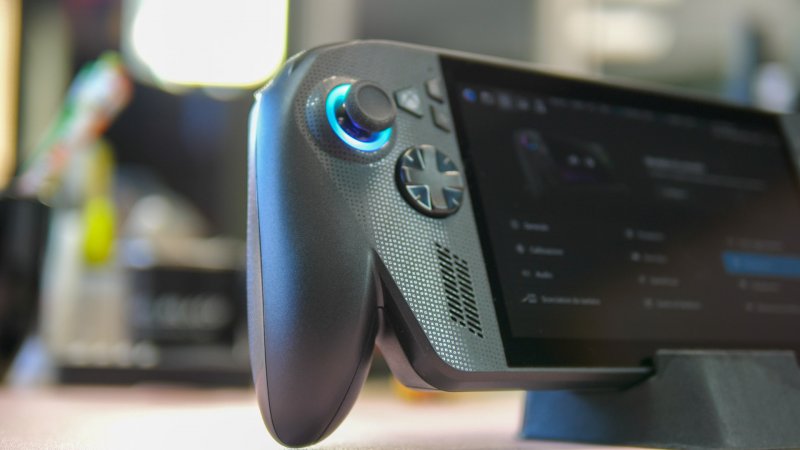 I nuovi manubri sono gli elementi che più di tutti distinguono ROG Xbox Ally X da tutti gli altri handheld, comprese le precedenti versioni di Ally