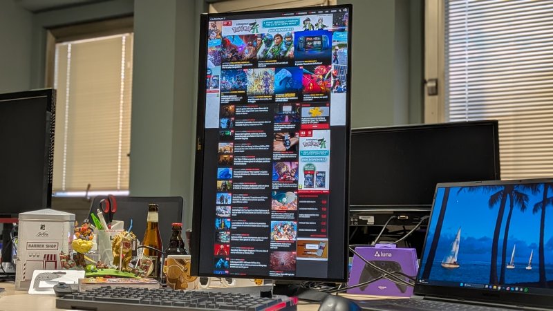 Nell'uso da ufficio il monitor ASUS beneficia anche della buona mobilità dello stand Nell'uso da ufficio il monitor ASUS beneficia anche della buona mobilità dello stand