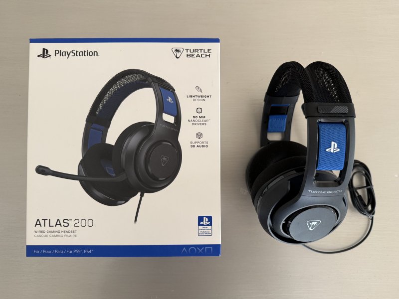 La confezione delle Turtle Beach Atlas 200 con le cuffie nella colorazione nera brandizzate PlayStation