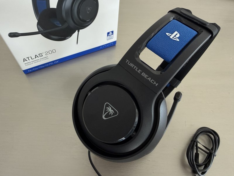 Il logo PlayStation sulle Turtle Beach Atlas 200 è piuttosto vistoso per via della fascia elastica di colore blu