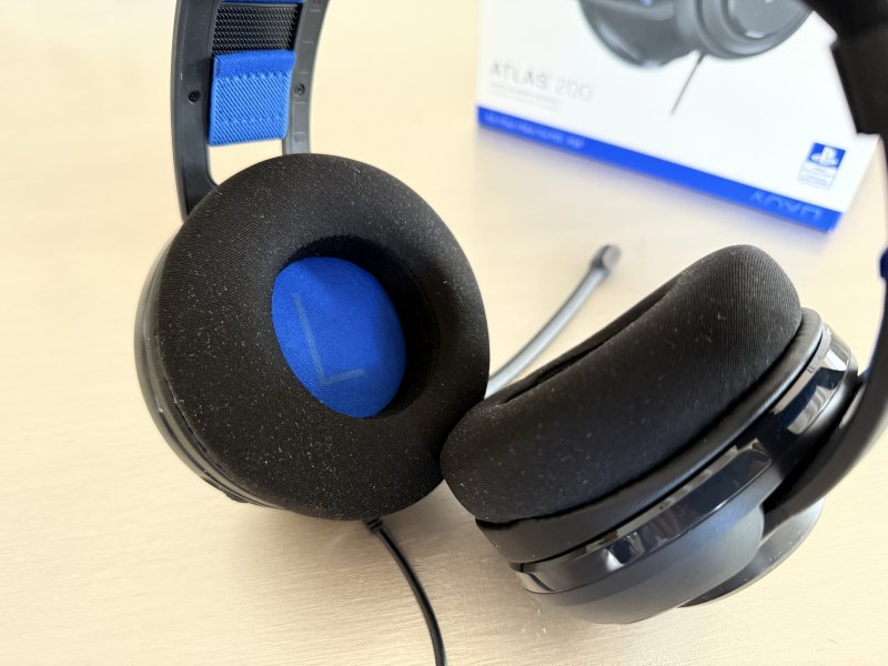 Il foro dei padiglioni delle Turtle Beach Atlas 200 è piccolo e non offre particolare spazio per ospitare le orecchie