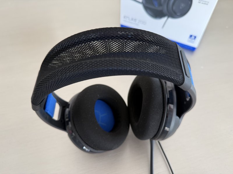 Il doppio archetto delle Turtle Beach Atlas 200 è rivestito con una retina molto fragile