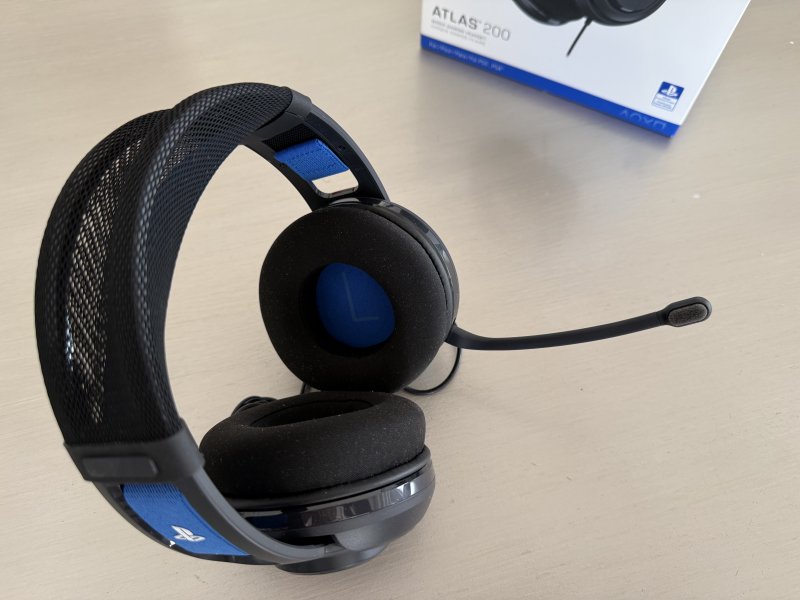 La parte finale dell'asta del microfono delle Turtle Beach Atlas 200 è coperta da una gomma piuma per ridurre i disturbi