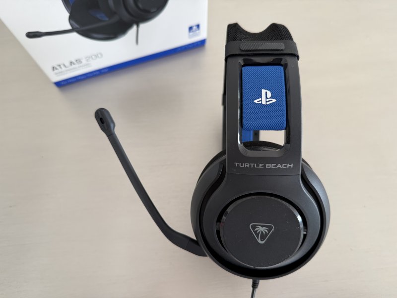 L'asta del microfono delle Turtle Beach Atlas 200 è sufficientemente lunga e flessibile per posizionarsi correttamente davanti alla bocca