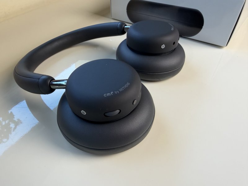 I tasti sono disposti in posizione accessibile, ma ci vuole un po' di tempo per familiarizzare con il loro uso I tasti sono disposti in posizione accessibile, ma ci vuole un po' di tempo per familiarizzare con il loro uso