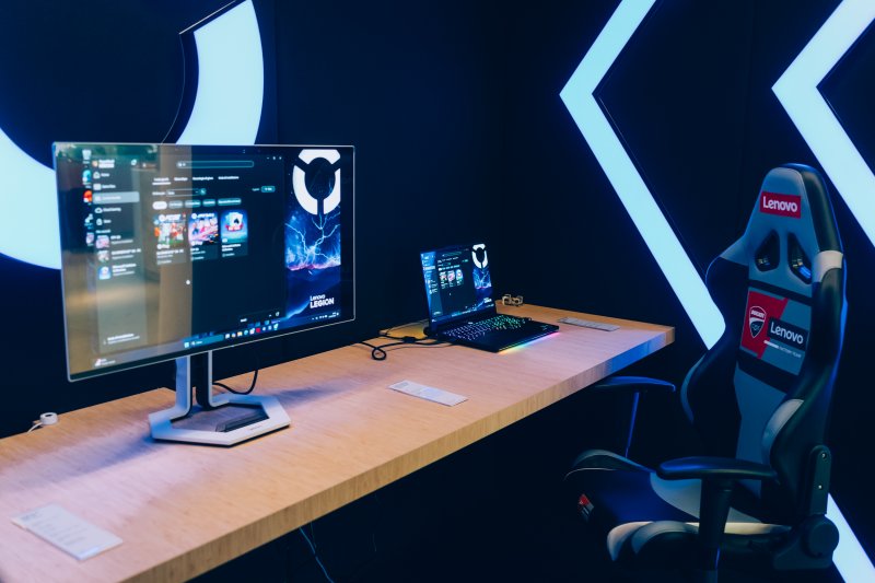 Postazione gaming con monitor Lenovo Pro UD-10