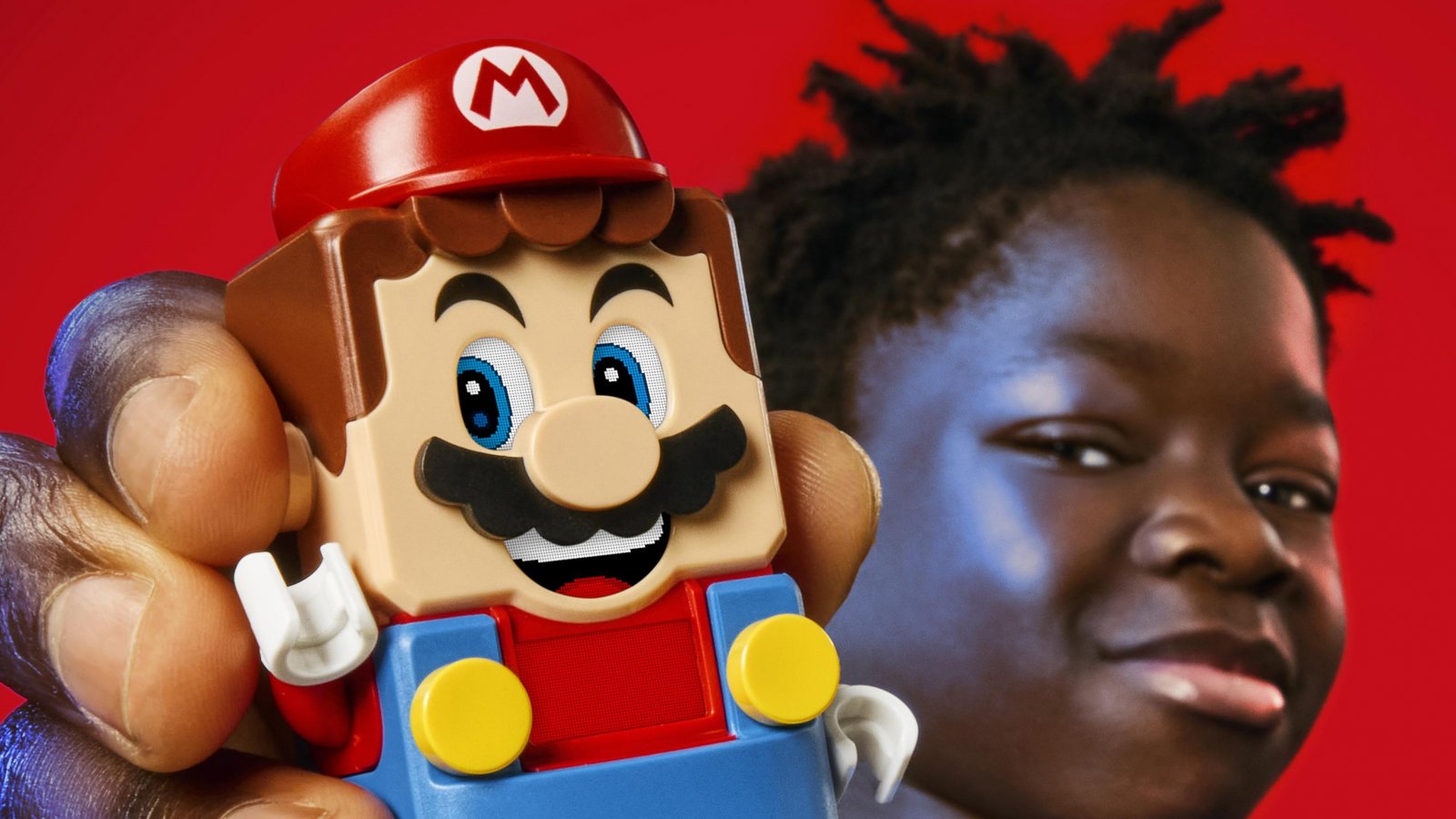 Una bambina con i mano Super Mario Lego