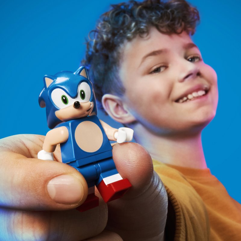 Un bambino con in mano Sonic LEGO