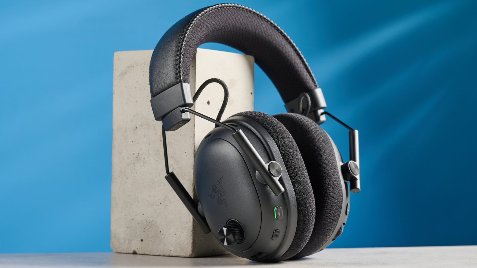 Le Razer BlackShark V3 Pro con il microfono nella colorazione bianca