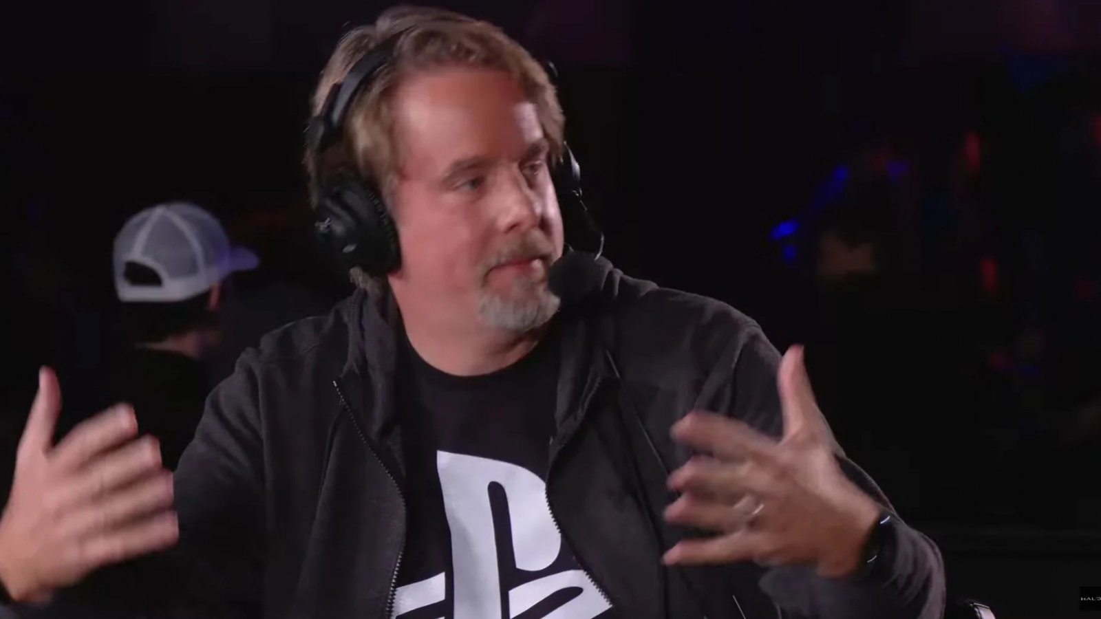 Brian Jarrard con la maglietta di PlayStation