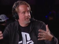 La maglietta di PlayStation addosso al community director di Halo è un affronto, per un ex-Xbox