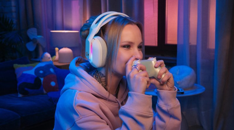 Le Logitech Astro A20 X indossate nella colorazione bianca con i LED RGB accesi Le Logitech Astro A20 X indossate nella colorazione bianca con i LED RGB accesi