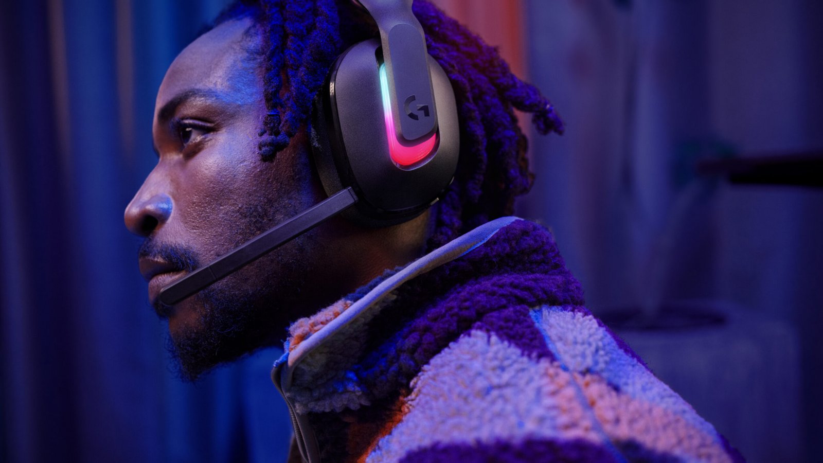 Le Logitech Astro A20 X nella colorazione nera con i LED RGB attivi